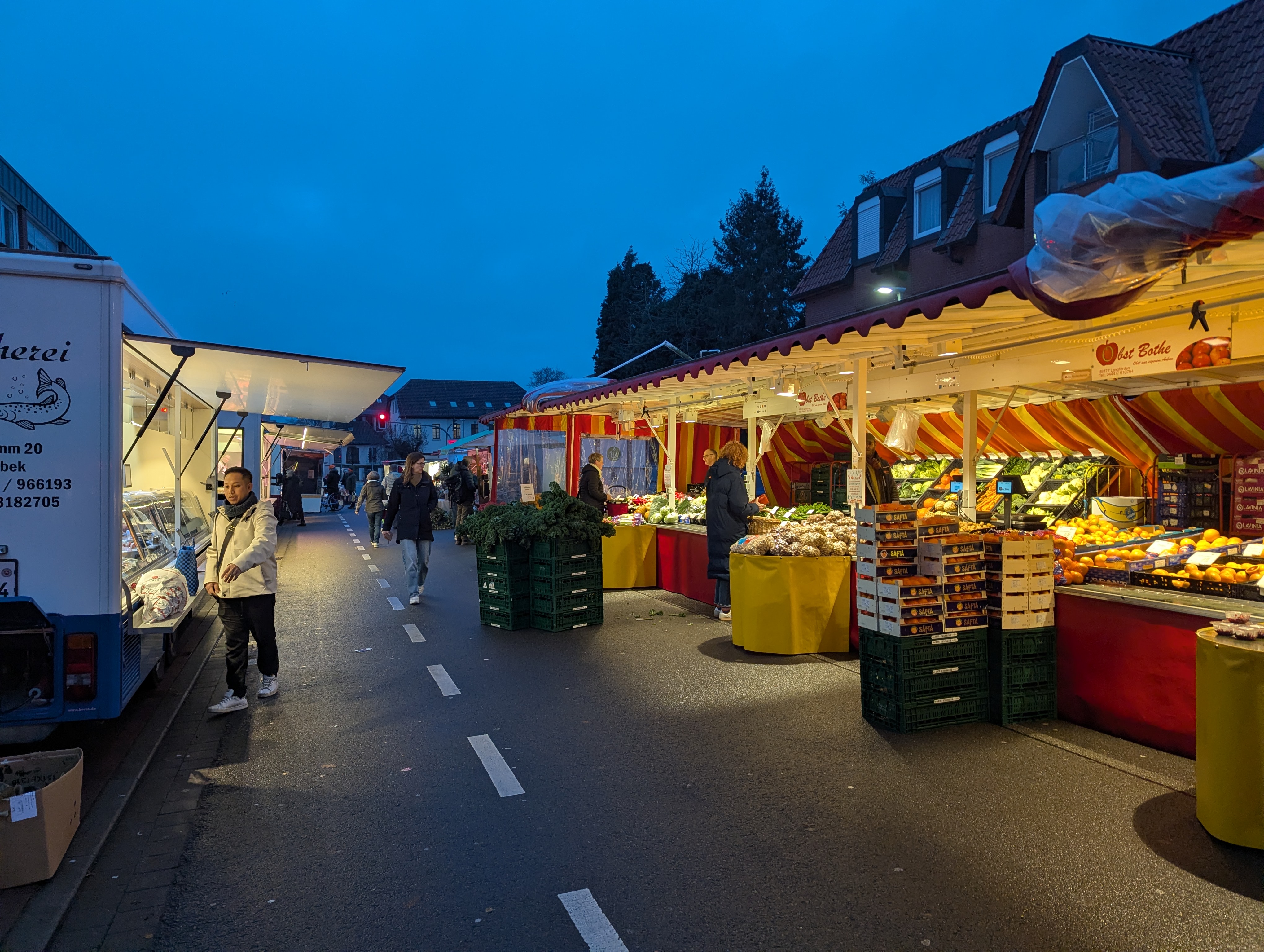 Beleuchteter Wochenmarktstand am Abend