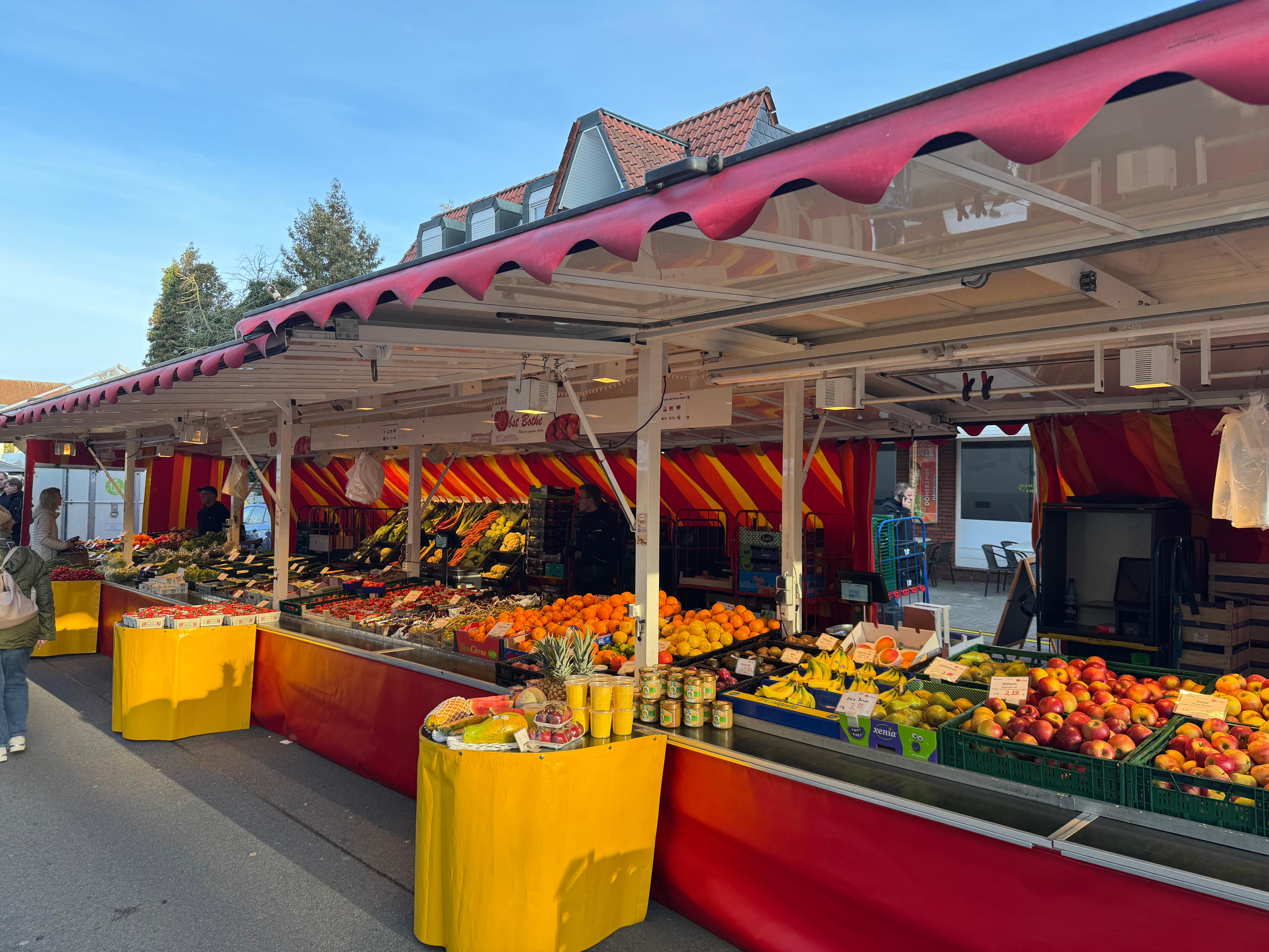Obststand bei blauem Himmel
